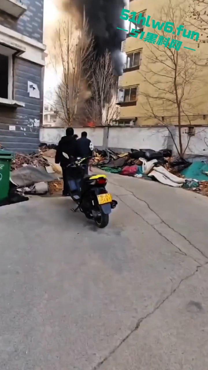 山东济南一小区发生火灾，男子被烧的体无完肤，经调查是邻居大妈积攒的废品导致烧成这样也太惨了。-5