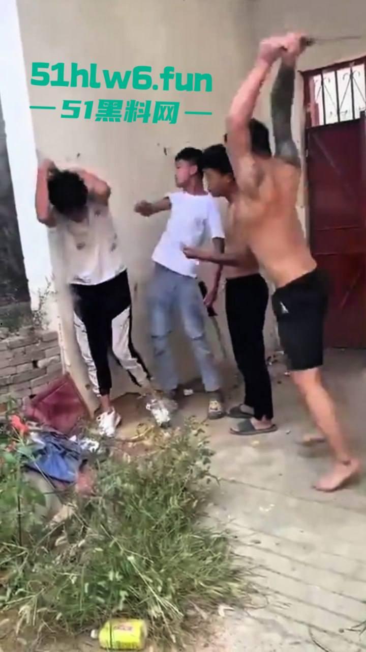 河南南阳暴力事件,精神小伙虐待殴打学生拍下视频炫耀,人神共愤必须重判啊。-1