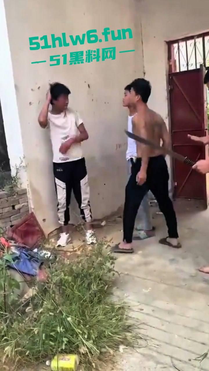 河南南阳暴力事件,精神小伙虐待殴打学生拍下视频炫耀,人神共愤必须重判啊。-4