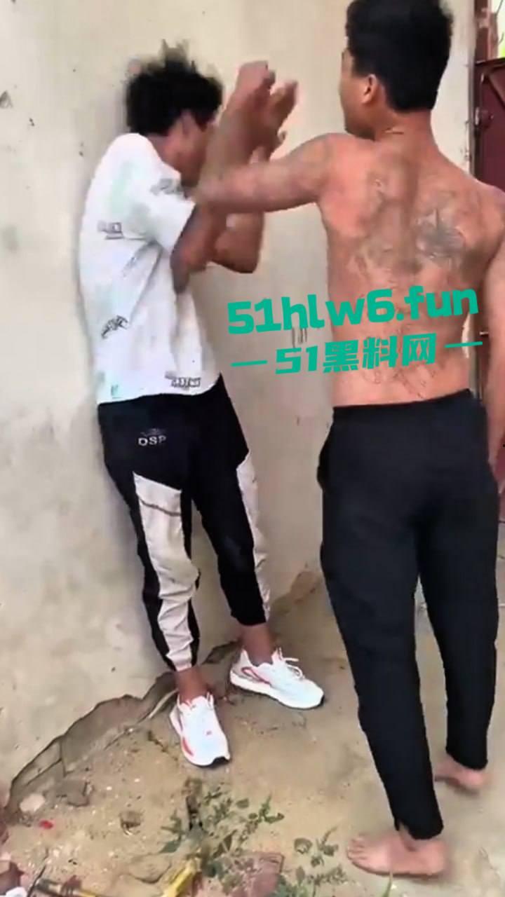 河南南阳暴力事件,精神小伙虐待殴打学生拍下视频炫耀,人神共愤必须重判啊。-5