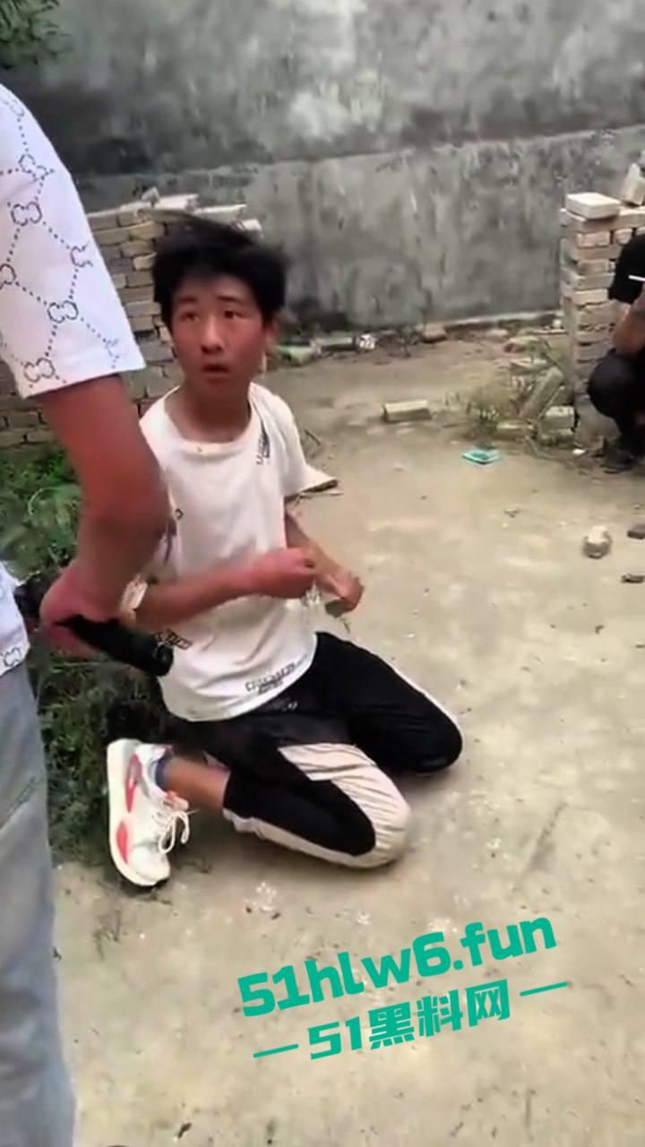 河南南阳暴力事件,精神小伙虐待殴打学生拍下视频炫耀,人神共愤必须重判啊。-8