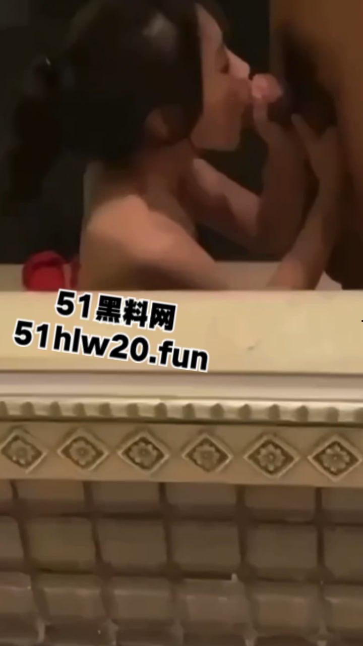 广州反差婊网瘾少女【陈敏仪】清纯颜值极品嫩妹,裸露粉嫩鲍鱼给炮友无套干,跪地吃鸡被射一脸。-5