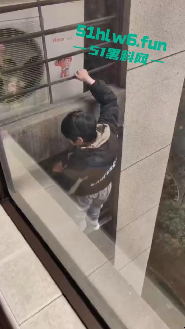 山东瓜友实拍一小孩突发奇想,跨过窗户跑到空调机外墙顺着栏杆从高层爬下去,真是初生牛犊不怕虎啊。-5