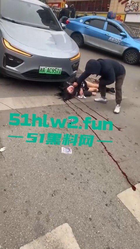 长沙惊现亡命司机,曙光中路地铁站汽车闯红灯狂撞行人,现场鸡飞狗跳司机是真疯了?-3