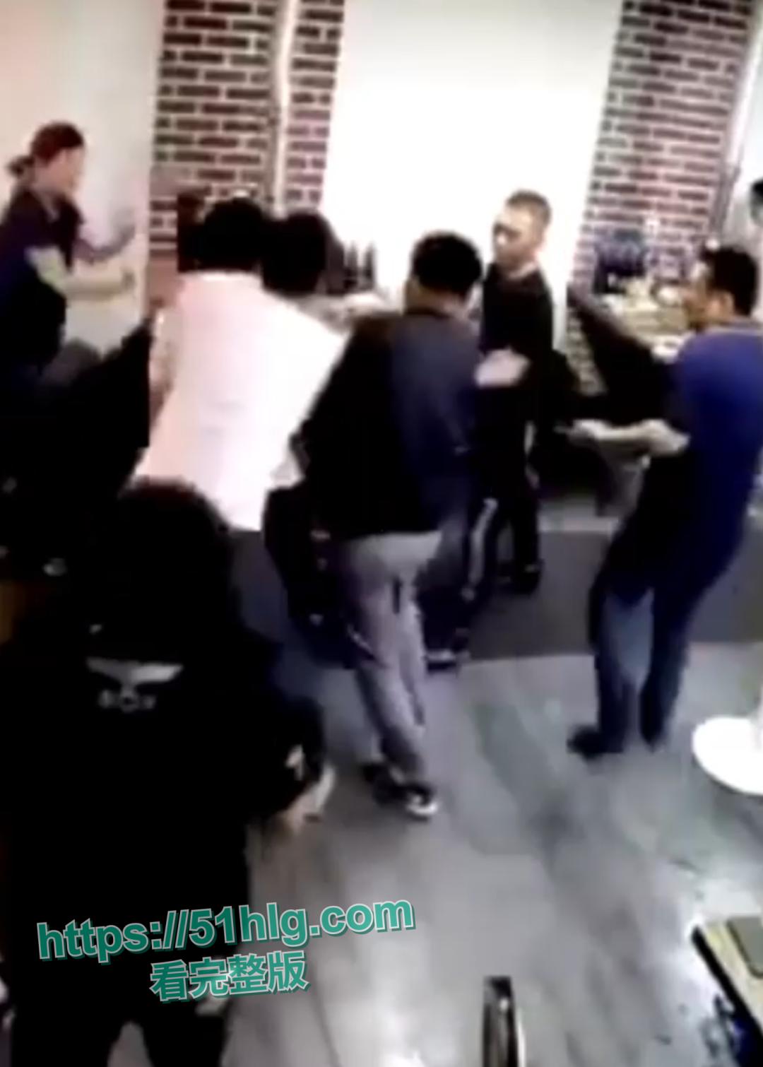 【弗雷尔卓德】酒桌火爆冲突,一时口角引发血案!醉汉挑衅邻桌大哥遭酒瓶爆头,现场激烈打斗混乱不堪-6