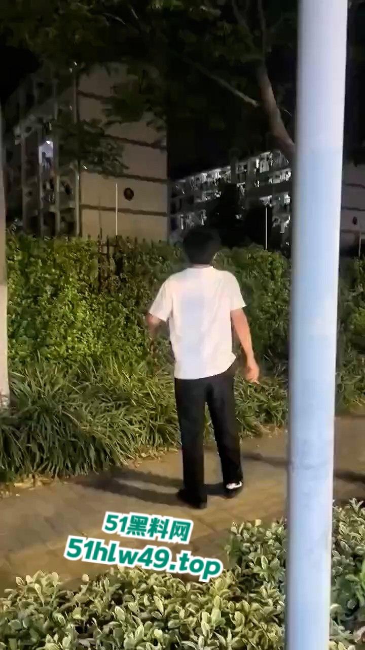 江苏泰州纯爱小哥千里寻爱,得知被女友戴多顶绿帽,人财两失当街破防楼下大骂婊子。-1