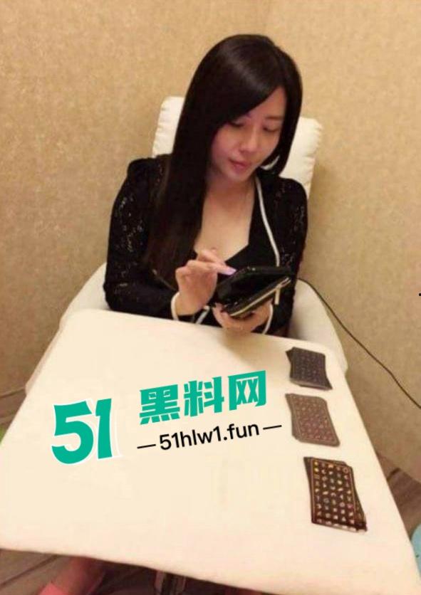 震惊!七岁男童为了游戏皮肤不惜把拿妈妈照片视频的跟人交换,偷拍妈妈大量裸照和视频传出。-17