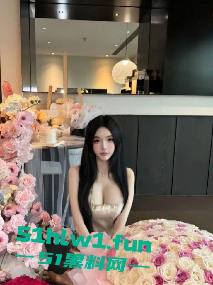 抖音67万粉的【崔崔567】直播巨乳木瓜在线钓鱼，真空会议室金钱诱惑下巨乳露奶，土豪狂刷礼物后续更劲爆！-6