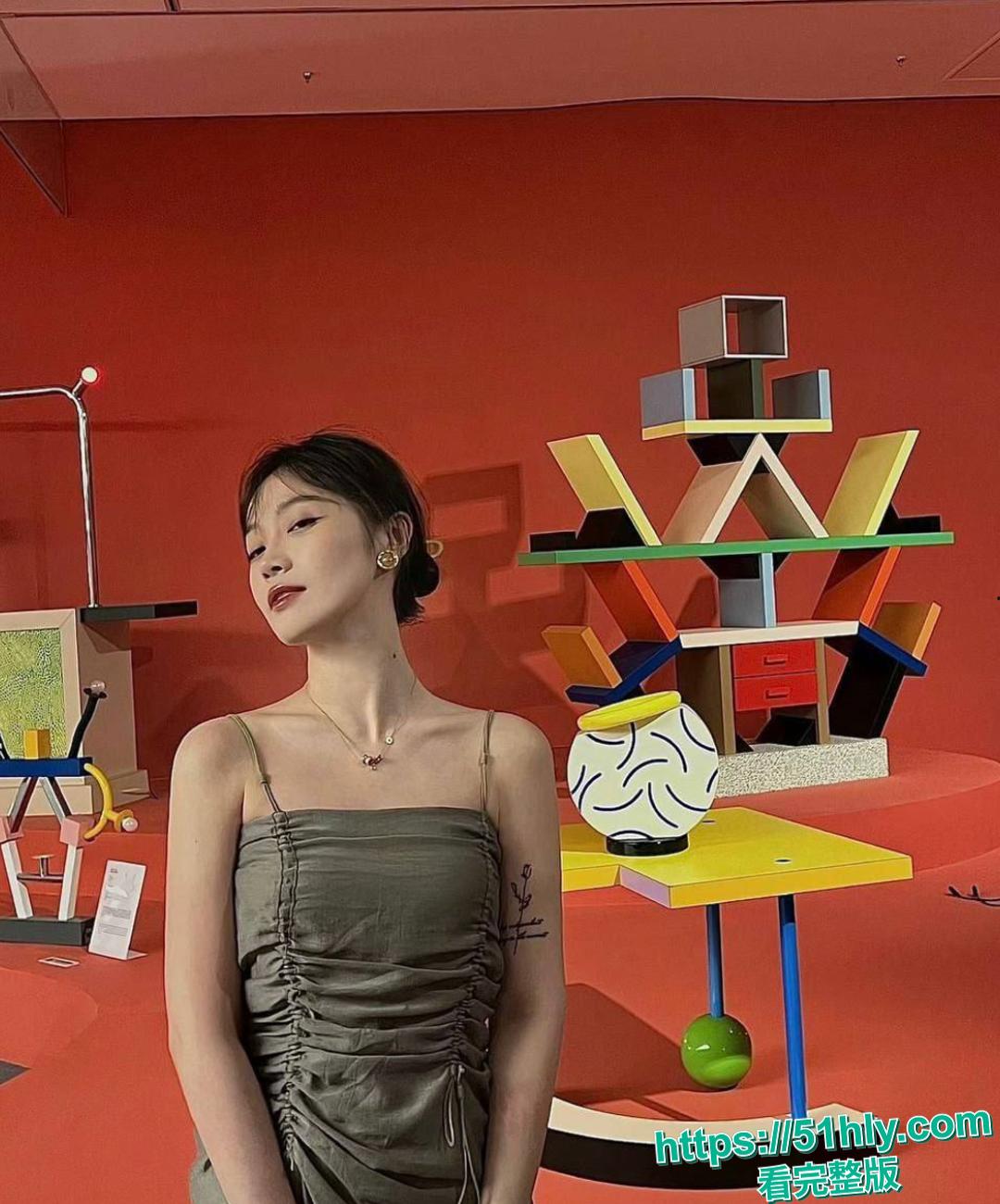 上海艺术学院艺术系大二生章子菲的淫荡真面目：跪舔大鸡巴口水直流，后入骚穴淫叫连连，分手后性爱视频被渣男曝光-2