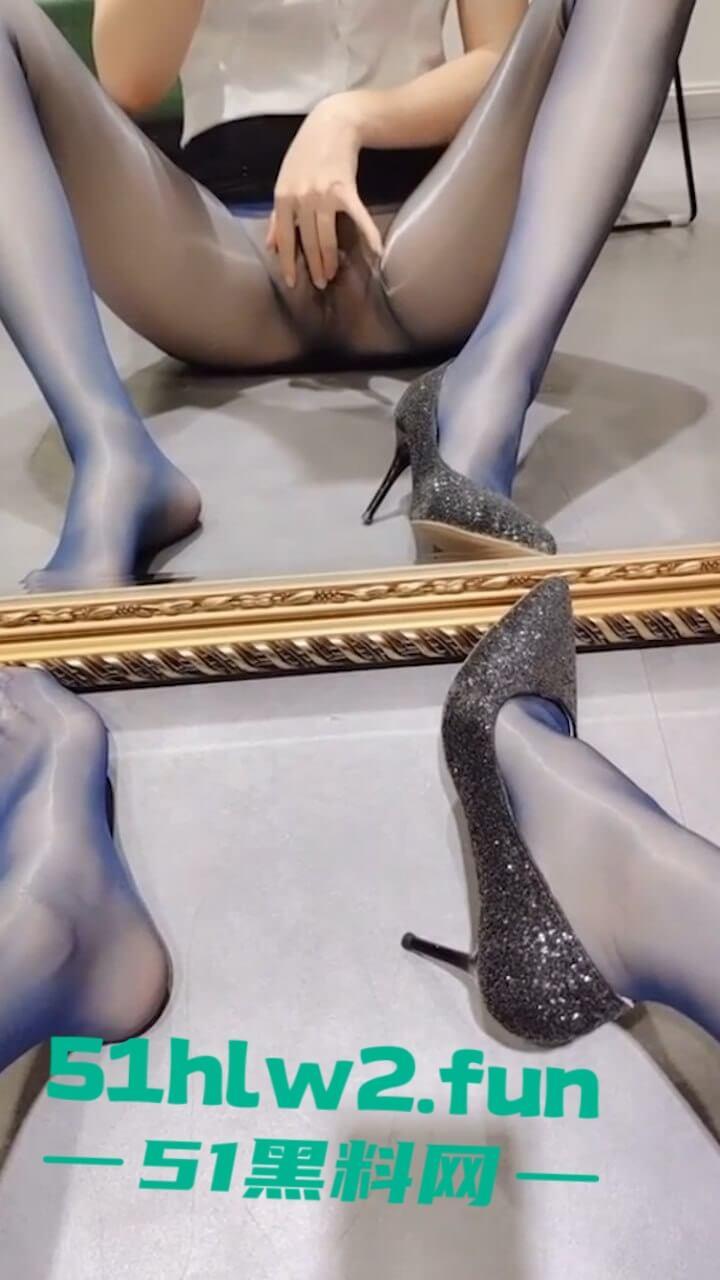 B站颜值网红【蜜桃花匠】身材超性感的反差婊,细腰大奶腿长逆天私下给粉丝送福利无内真空穿黑丝自慰福利。-5