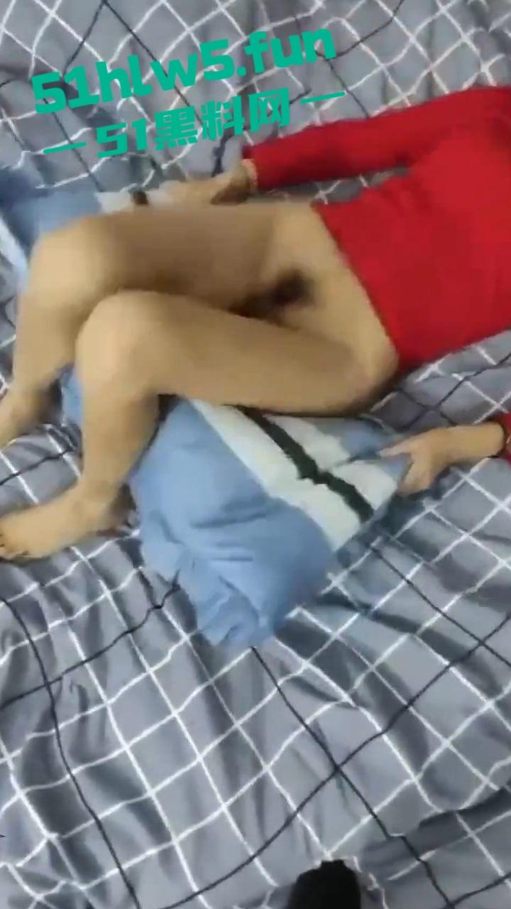 乱伦系列之丈母娘,变态女婿乱伦丈母娘趁老婆上班扒光岳母,扛腿抽插激情爆操,操的丈母娘不停浪叫。-2