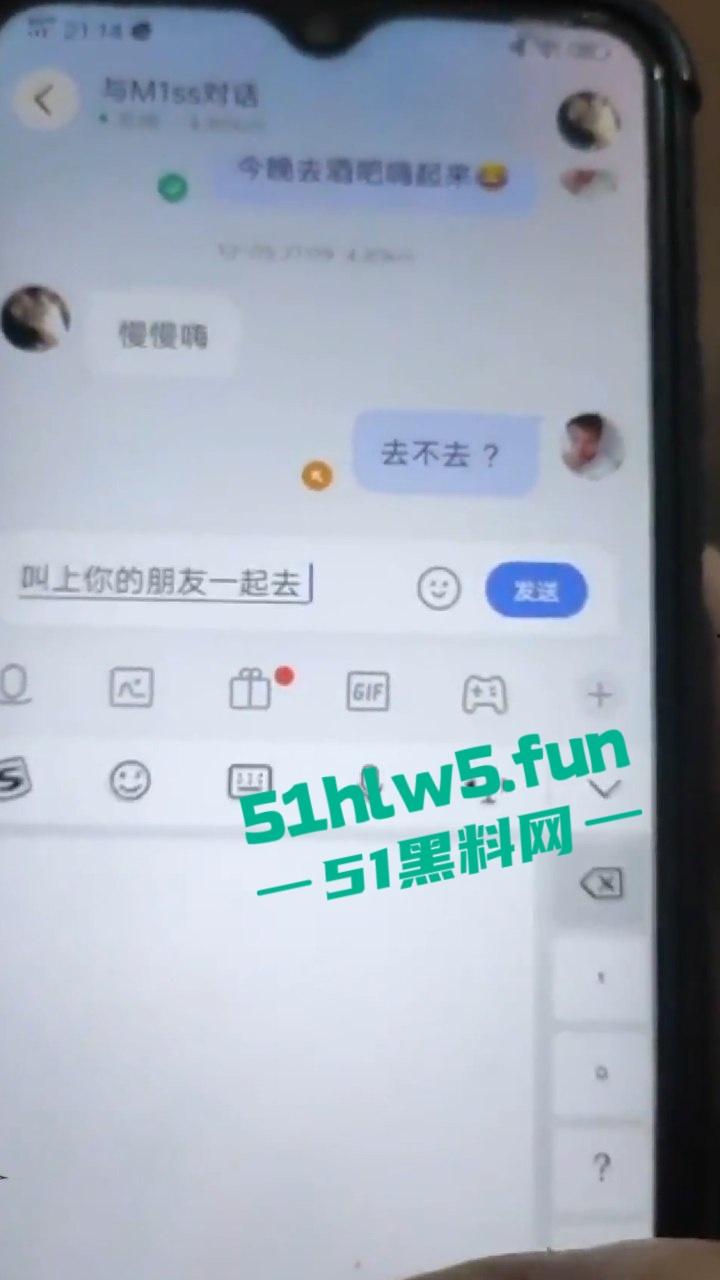 乱伦系列之丈母娘,变态女婿乱伦丈母娘趁老婆上班扒光岳母,扛腿抽插激情爆操,操的丈母娘不停浪叫。-3