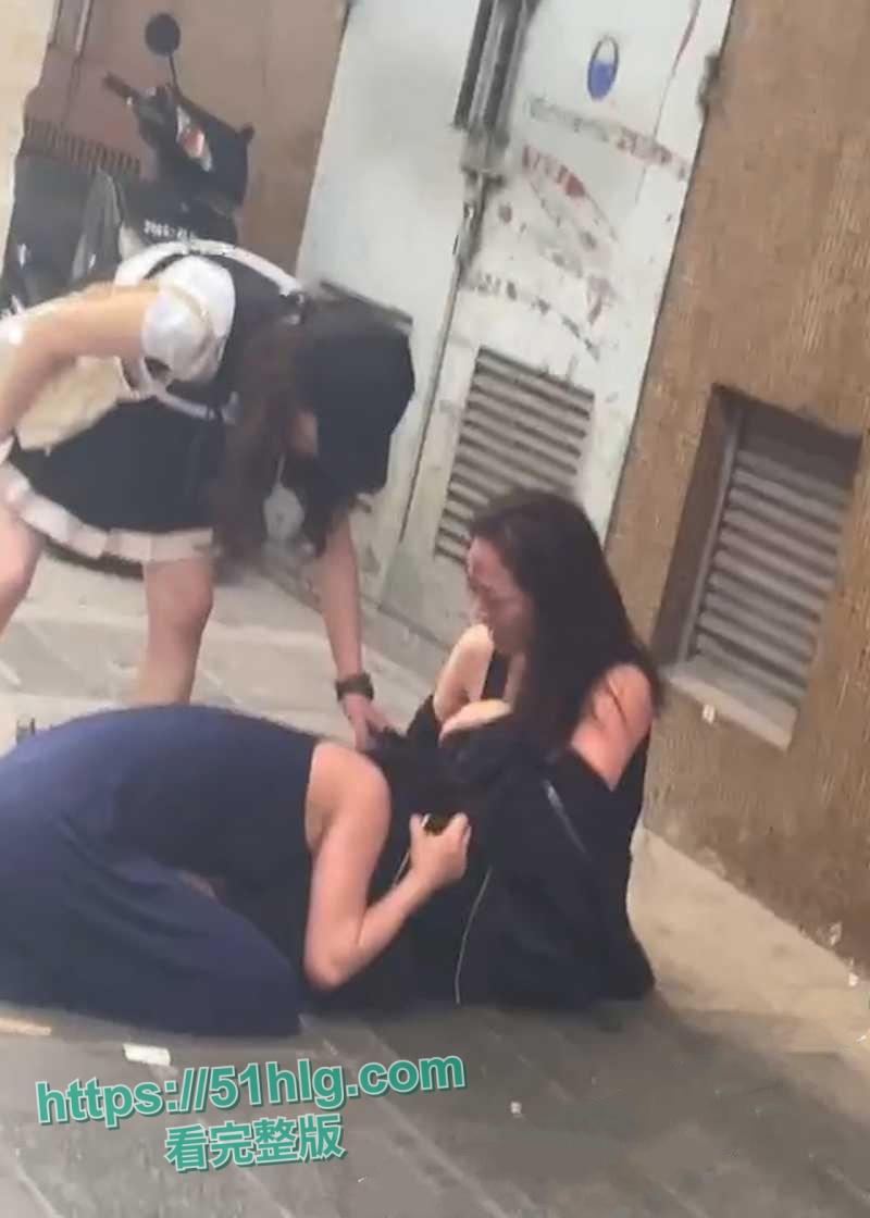 高颜值巨乳辣妹真空街斗！雪白的巨乳尽显无遗，香艳场景令人目眩神迷-4