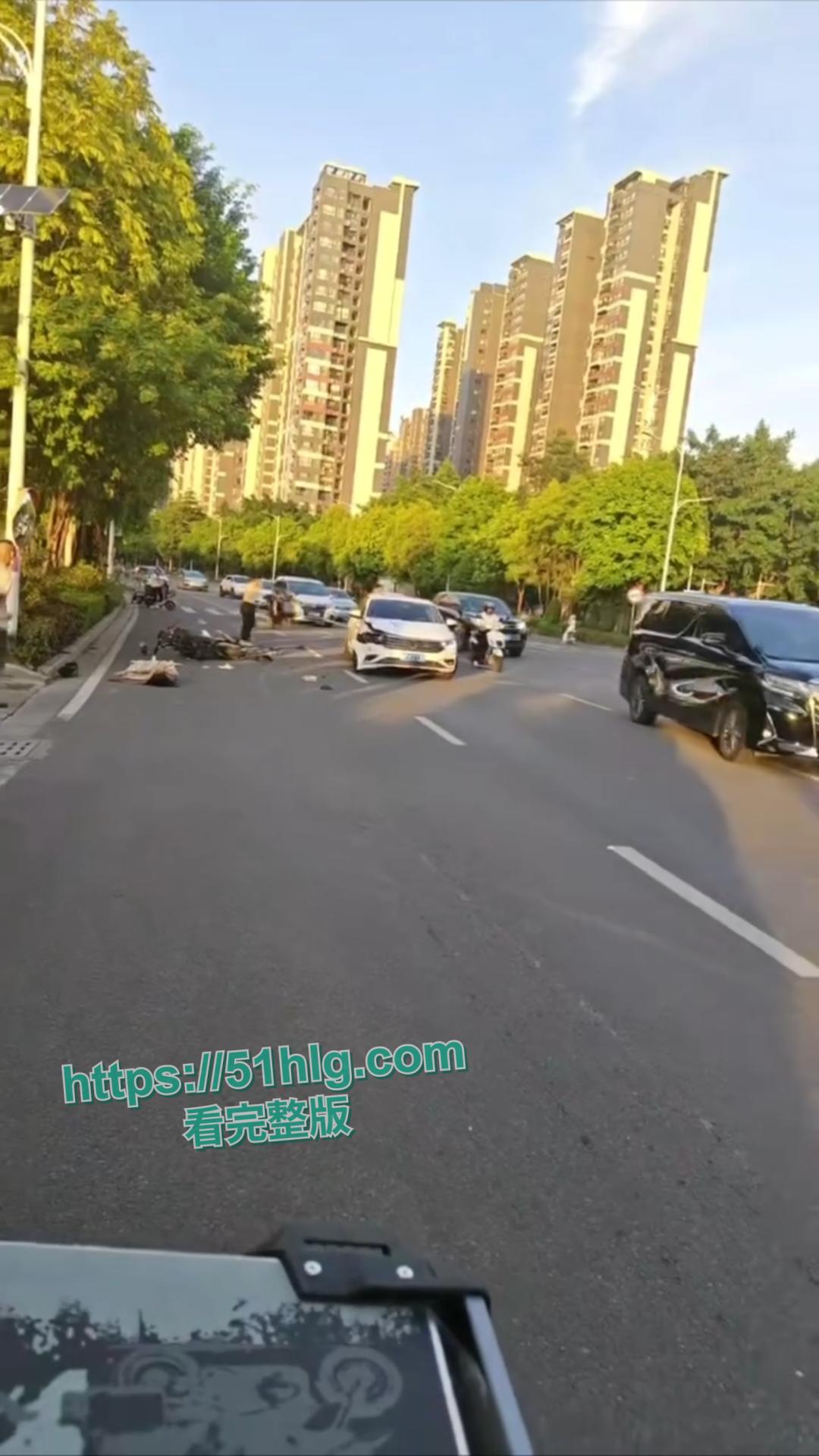 鲜血染红的街道!【河南】女骑士未戴头盔惨烈车祸现场,后脑着地血淋淋一片,恐怕凶多吉少-1