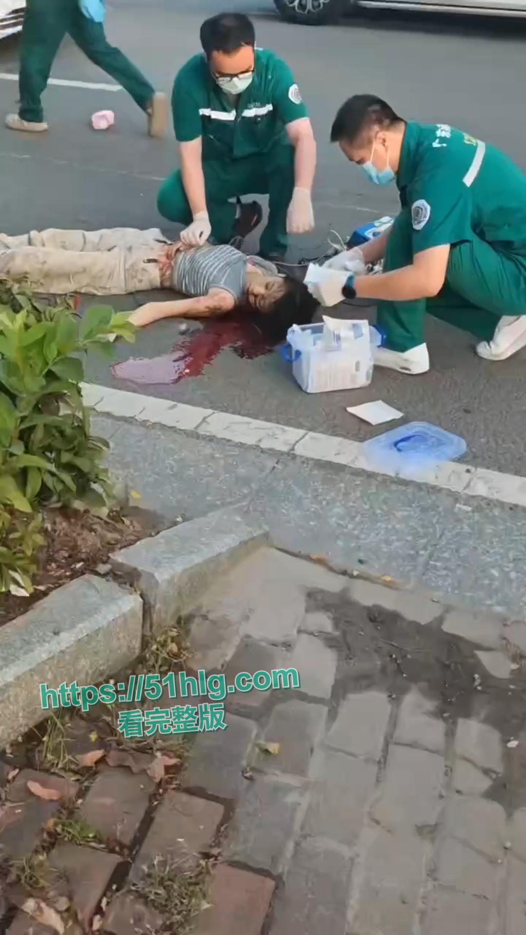 鲜血染红的街道!【河南】女骑士未戴头盔惨烈车祸现场,后脑着地血淋淋一片,恐怕凶多吉少-4