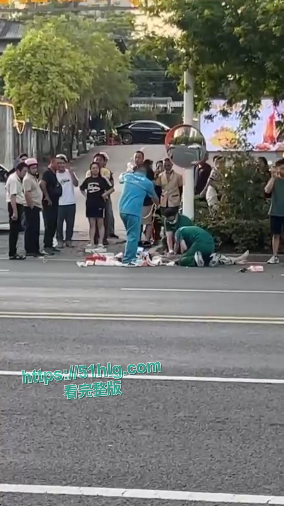 鲜血染红的街道!【河南】女骑士未戴头盔惨烈车祸现场,后脑着地血淋淋一片,恐怕凶多吉少-5