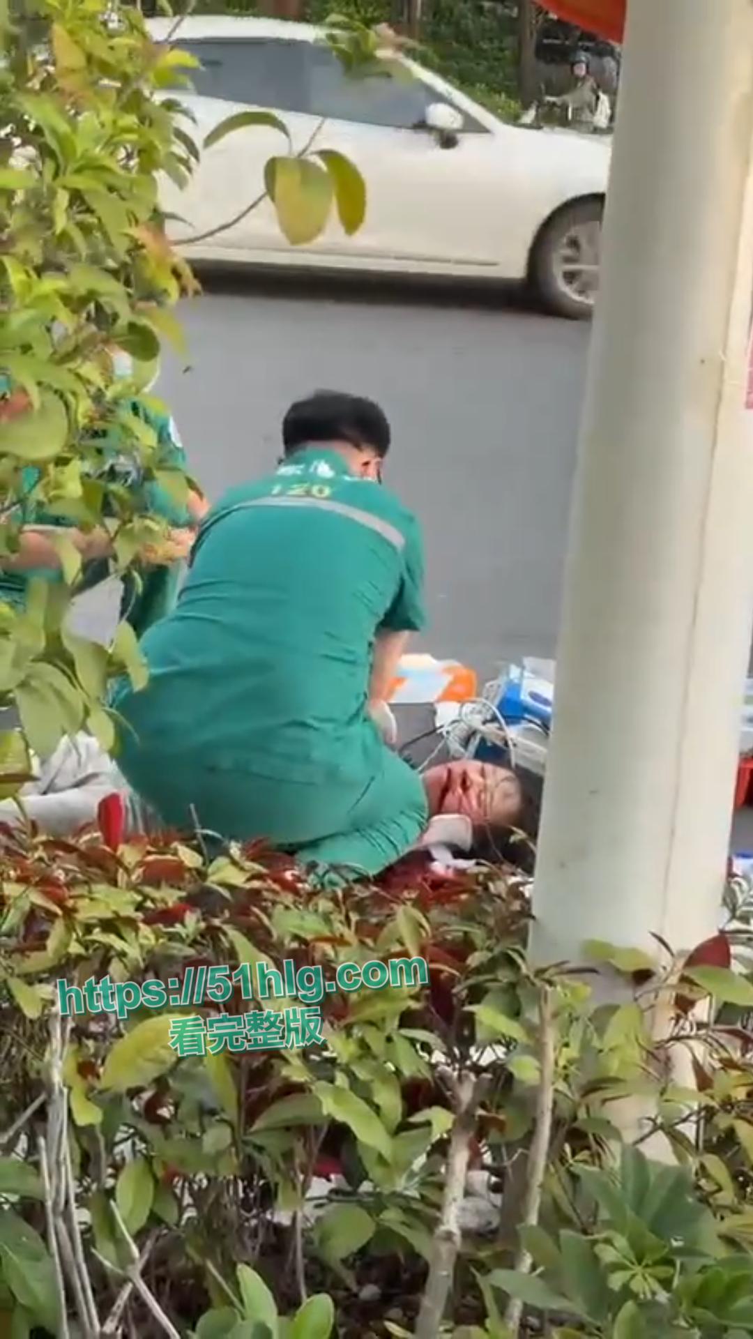 鲜血染红的街道!【河南】女骑士未戴头盔惨烈车祸现场,后脑着地血淋淋一片,恐怕凶多吉少-7