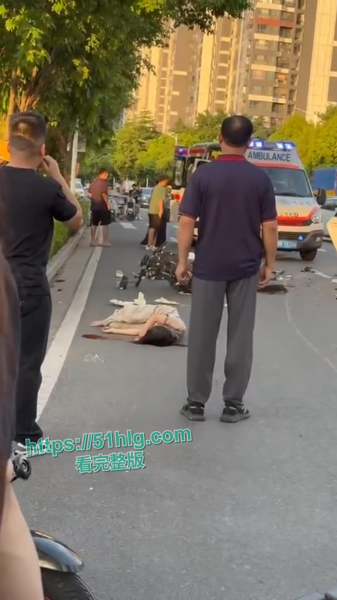 鲜血染红的街道!【河南】女骑士未戴头盔惨烈车祸现场,后脑着地血淋淋一片,恐怕凶多吉少-8