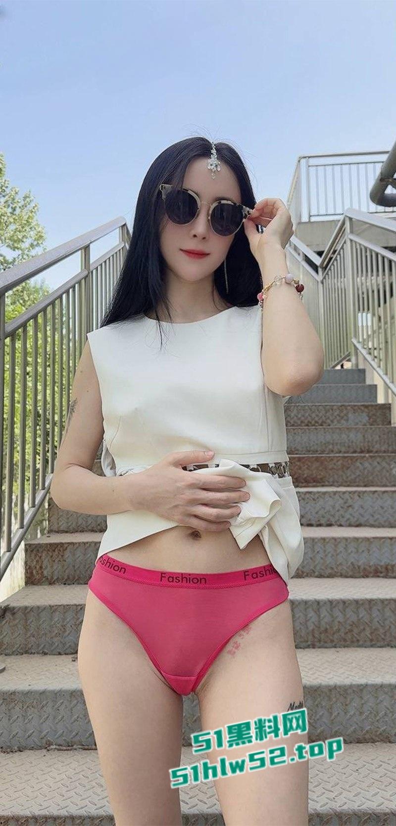 推特网红【西安大表姐】最新露出合集，餐厅商场天桥肆意露出狂欢自慰，淫荡表情反差到极致！-1