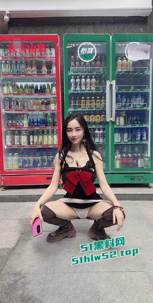 推特网红【西安大表姐】最新露出合集，餐厅商场天桥肆意露出狂欢自慰，淫荡表情反差到极致！-6