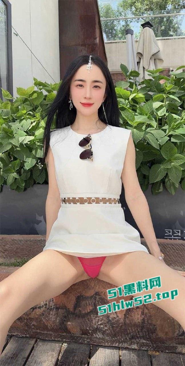 推特网红【西安大表姐】最新露出合集，餐厅商场天桥肆意露出狂欢自慰，淫荡表情反差到极致！-7