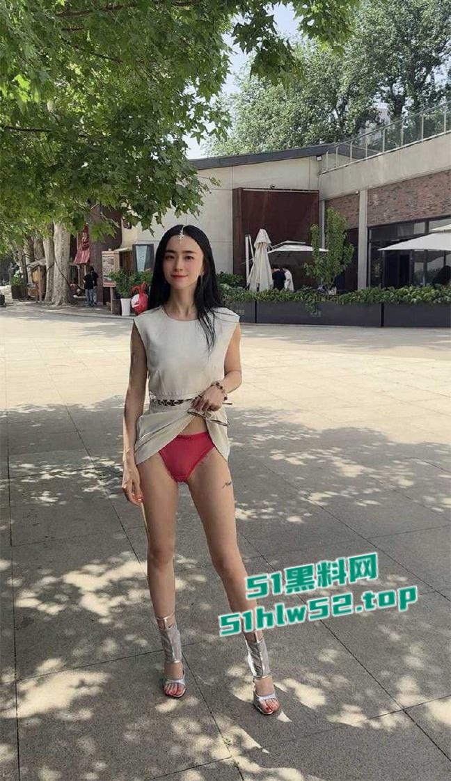 推特网红【西安大表姐】最新露出合集，餐厅商场天桥肆意露出狂欢自慰，淫荡表情反差到极致！-9