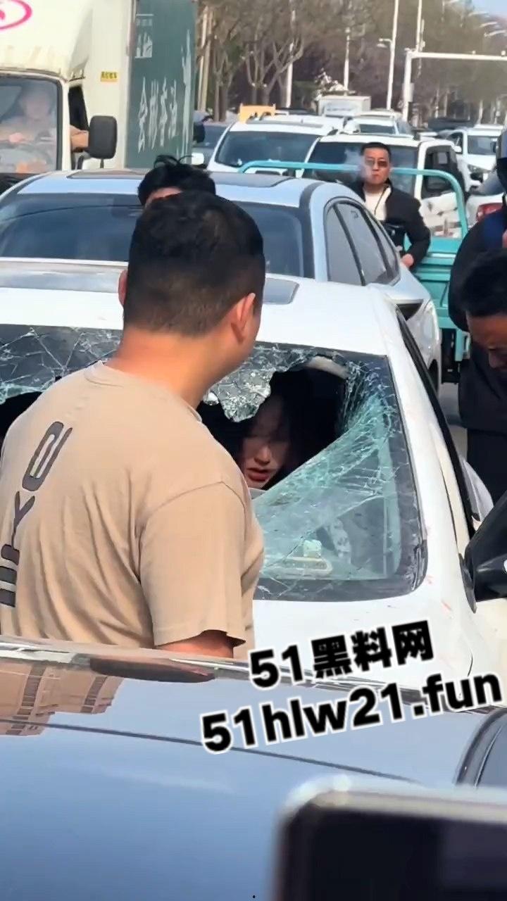 河北邢台爆发妻妾大战,原配怒砸小三车,楚楚可怜的小三被砸碎车玻璃大露骚脸!-2