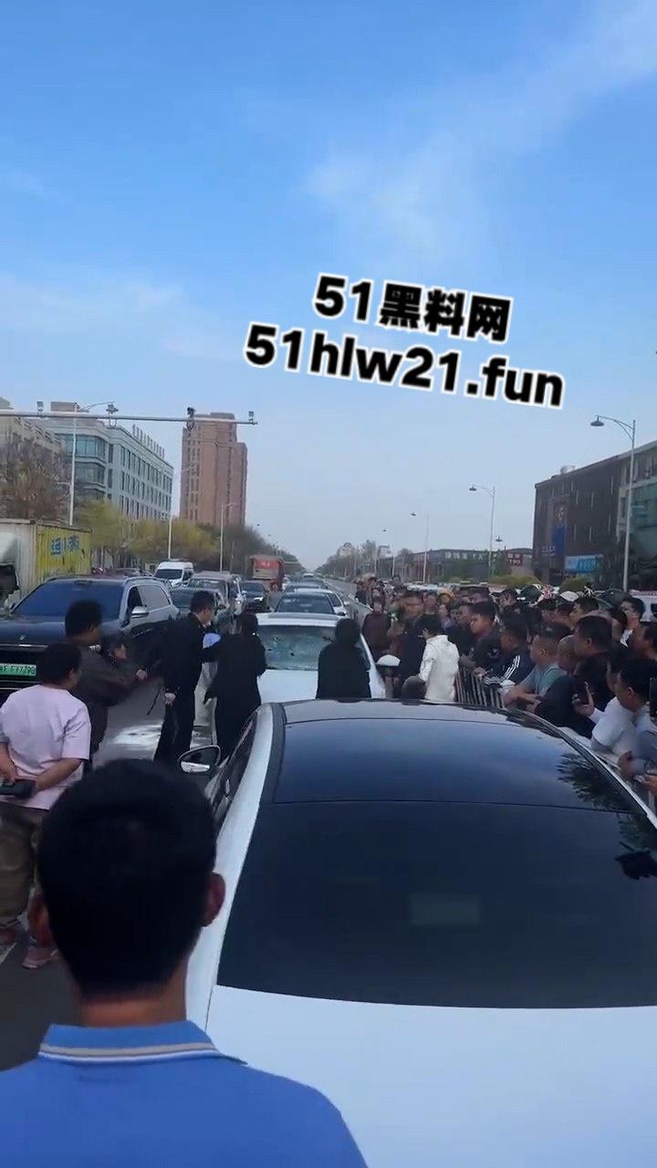 河北邢台爆发妻妾大战,原配怒砸小三车,楚楚可怜的小三被砸碎车玻璃大露骚脸!-4