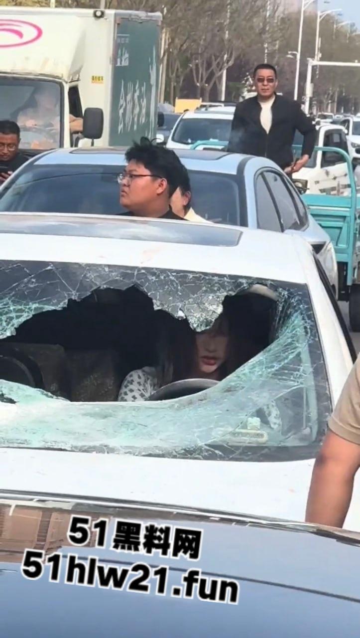 河北邢台爆发妻妾大战,原配怒砸小三车,楚楚可怜的小三被砸碎车玻璃大露骚脸!-5