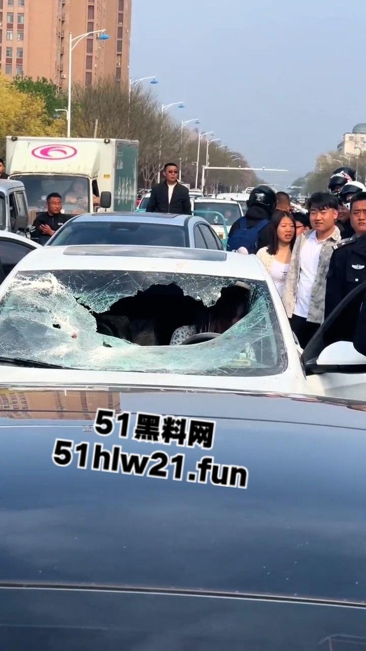 河北邢台爆发妻妾大战,原配怒砸小三车,楚楚可怜的小三被砸碎车玻璃大露骚脸!-8