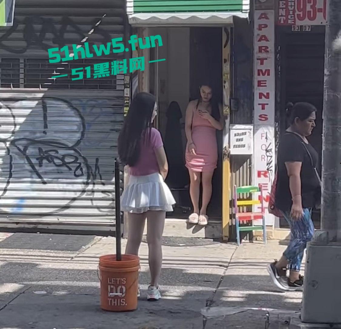 实拍美国西雅图站街女，性感的身姿纤细的美腿诱人的豪乳，各式美女应有尽有。-4