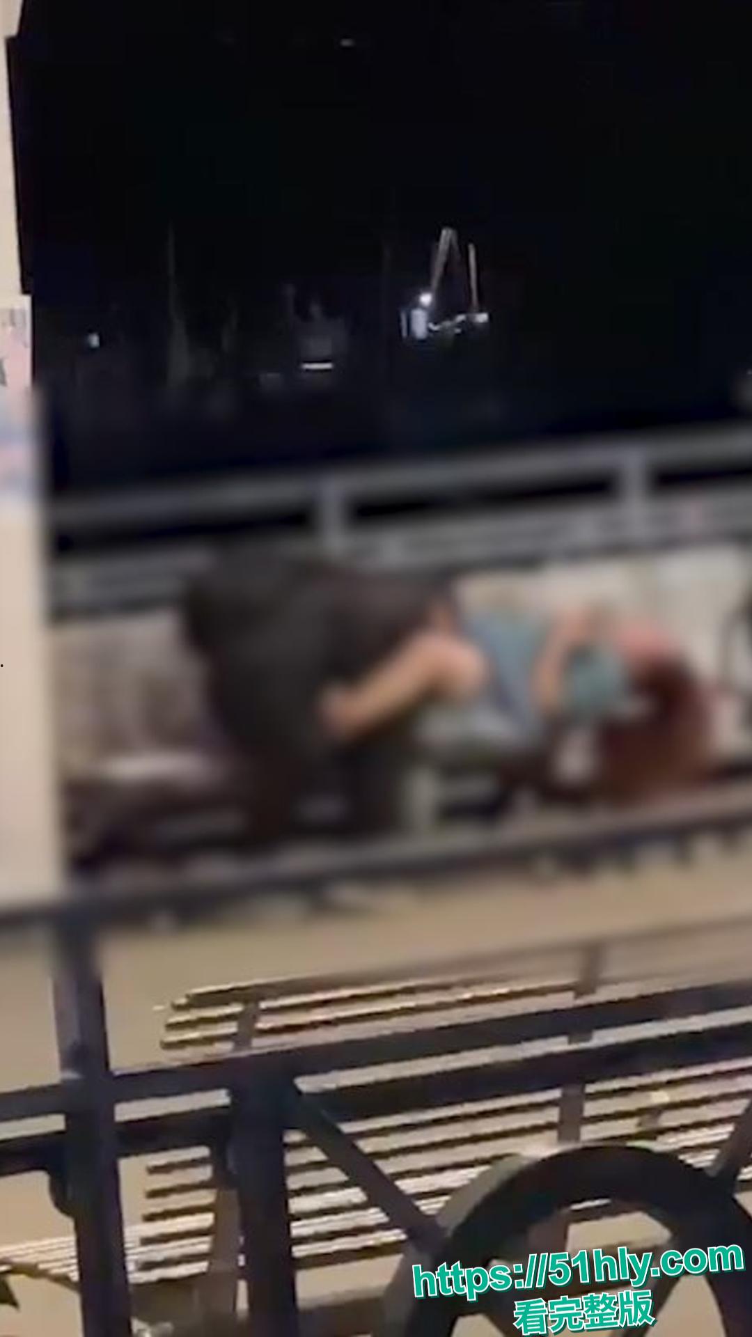 香港长洲公众码头六旬狗男女野战上演活春宫!大妈双腿大开阴部全露被大叔舔逼猛插,老当益壮女上榨精偷拍视频疯传被捕-10