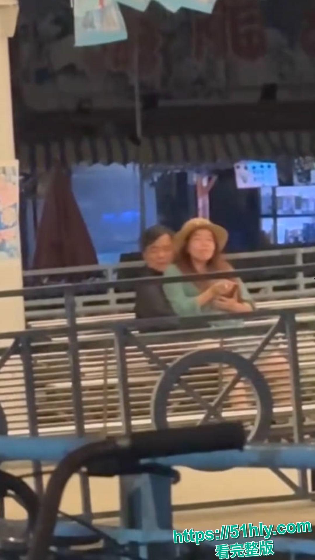 香港长洲公众码头六旬狗男女野战上演活春宫!大妈双腿大开阴部全露被大叔舔逼猛插,老当益壮女上榨精偷拍视频疯传被捕-11