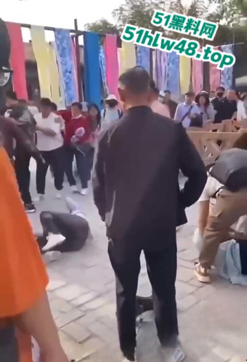 开封万岁山武侠城，两伙游客互殴视频被曝，万岁山不愧是武侠城江湖恩怨就是多，台下比台上还精彩！-8