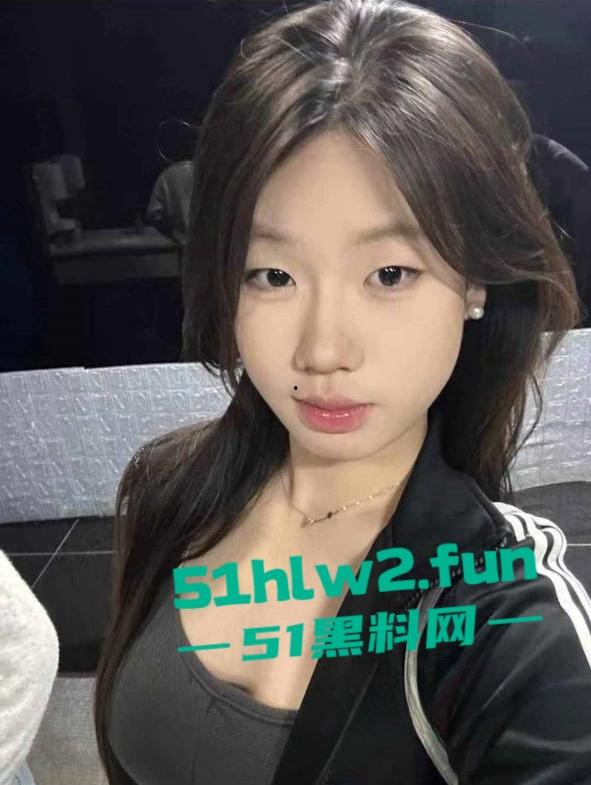 河南20岁骚货母狗【李琦】穿着黑丝连体情趣内衣大跳骚舞,露脸自慰的表情简直太骚了。-2