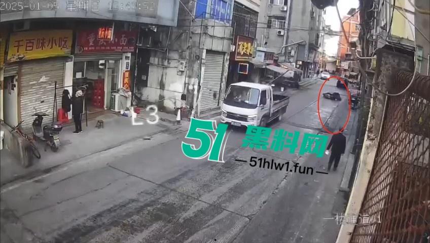 浙江温州网传一位【环卫工人】故意乱扔油污垃圾还用铲子捅破，导致多名骑行人摔倒。-8