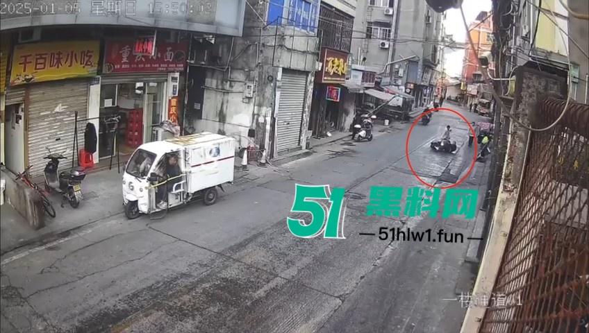 浙江温州网传一位【环卫工人】故意乱扔油污垃圾还用铲子捅破，导致多名骑行人摔倒。-9