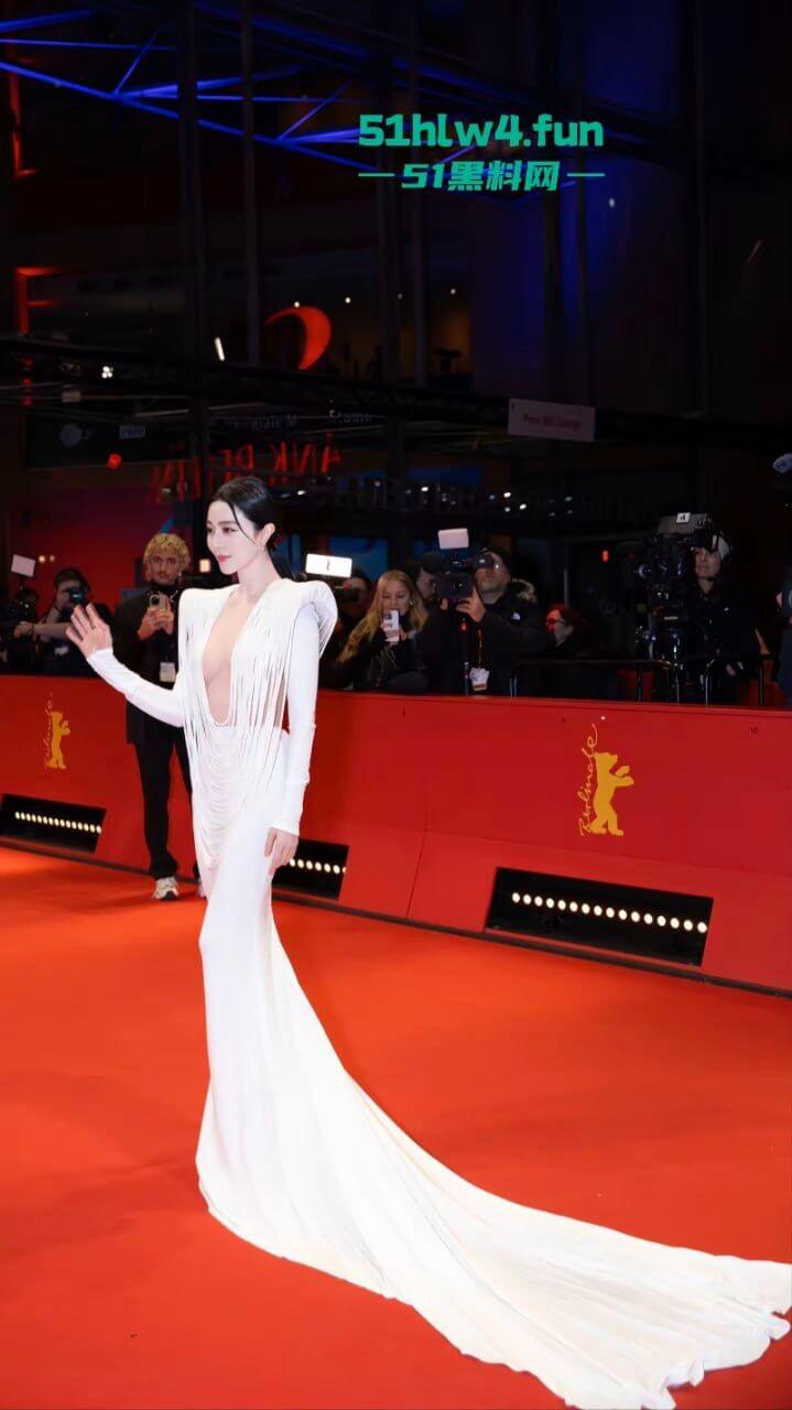 范冰冰复出柏林影展,范冰冰喷血造型超性感流苏设计的若隐若现失手露乳贴,看来巨星没落也只能靠肉体吸睛。-9