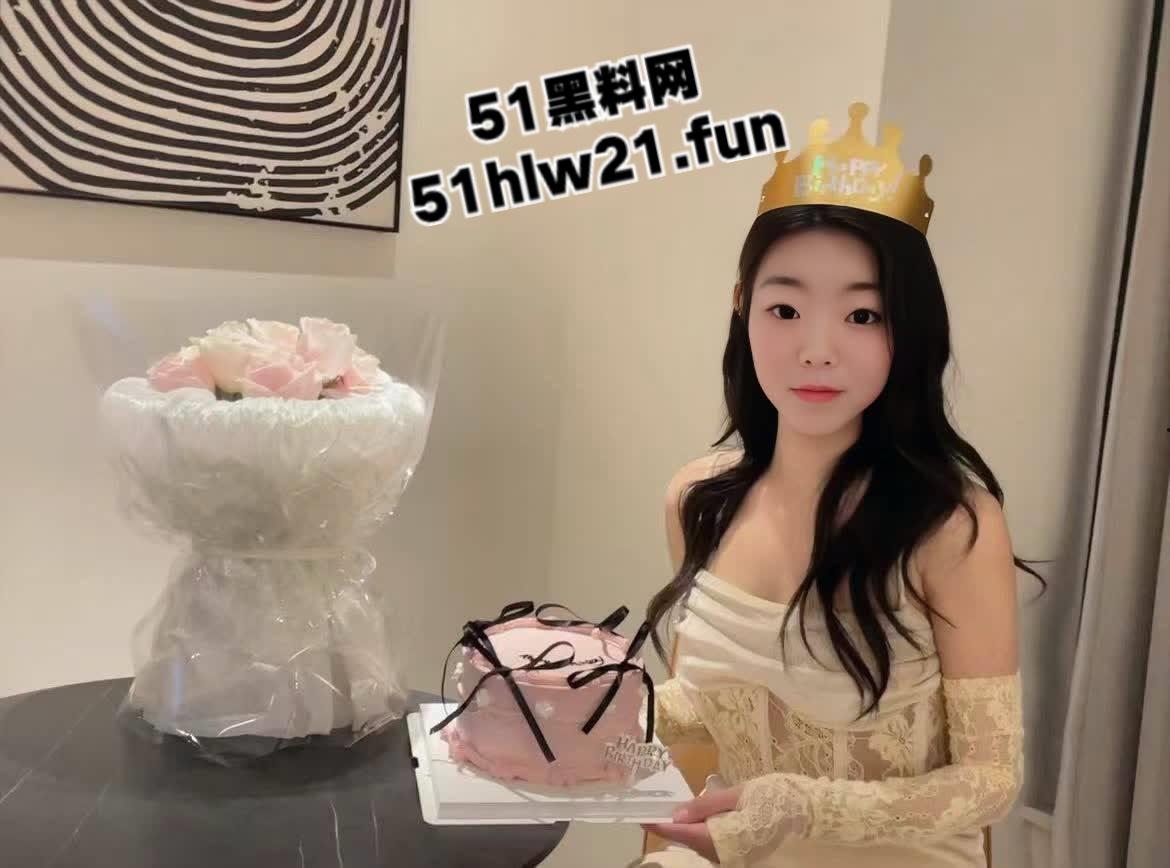 广州学生妹【钟绮晴】稚嫩的身体白嫩诱人,极致性感化身吸精神器,白虎粉穴被大屌无套乱干。-2