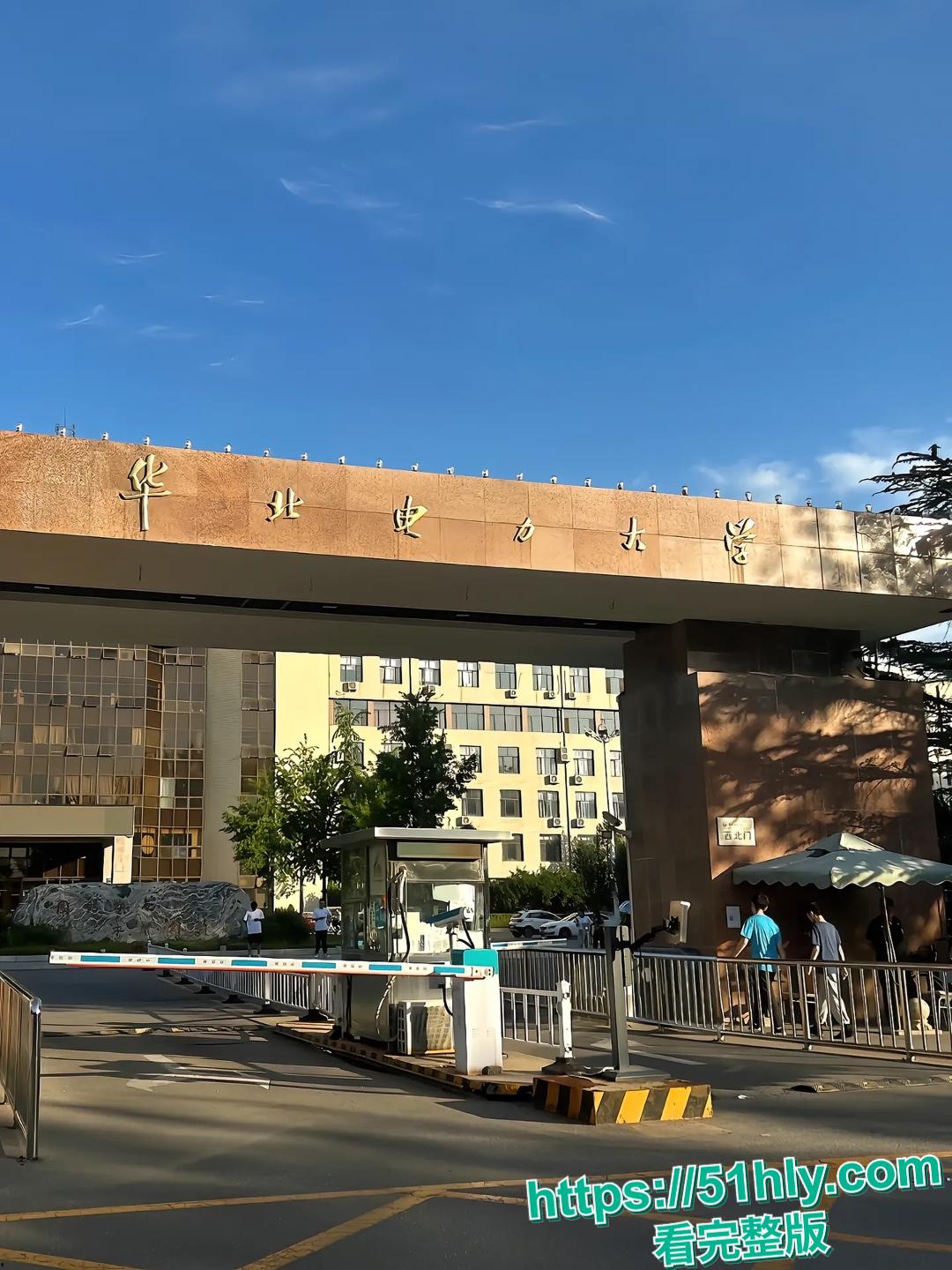 华北电力大学校园长椅成新的网红打卡点-2