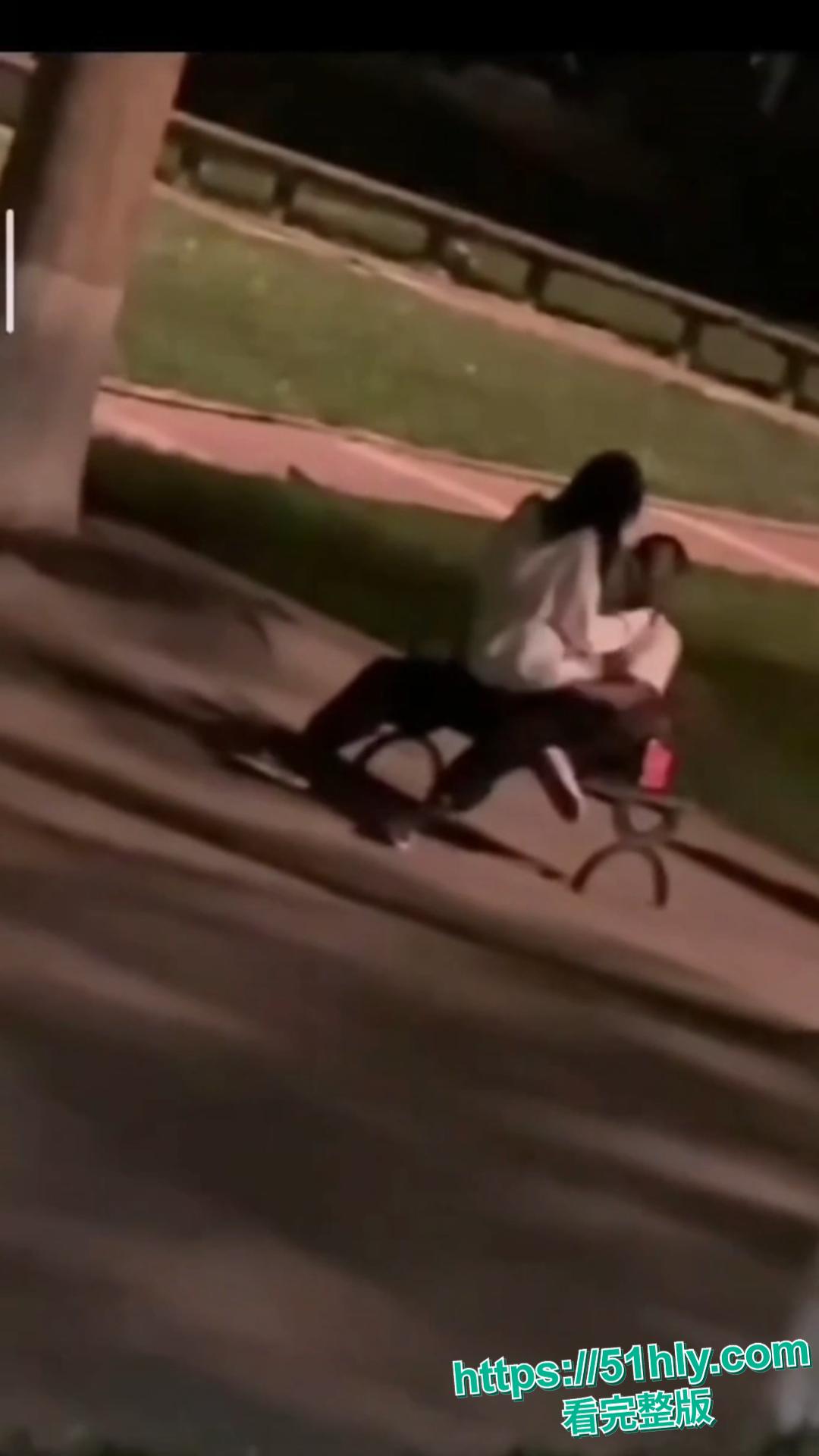 华北电力大学校园长椅成新的网红打卡点-14