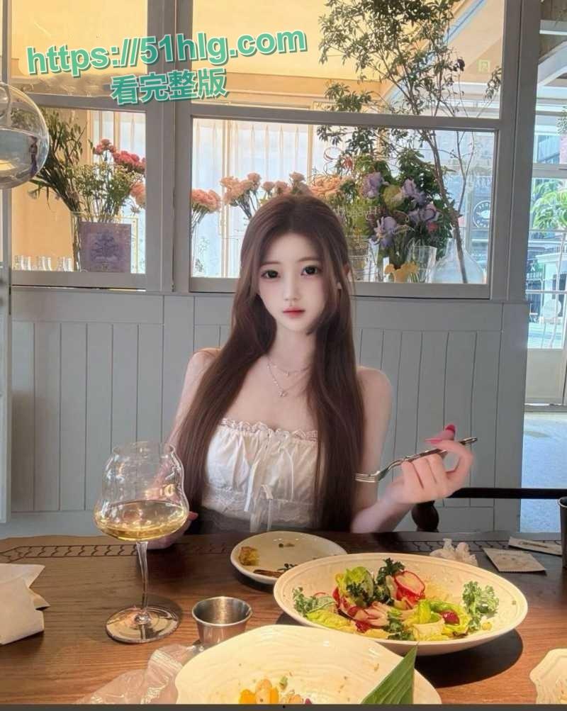 【上海】名媛【刘亚丽】的秘密生活！与金主私房视频火爆全网，性感女仆装、后入狂野，极致诱惑令你血脉喷张-1