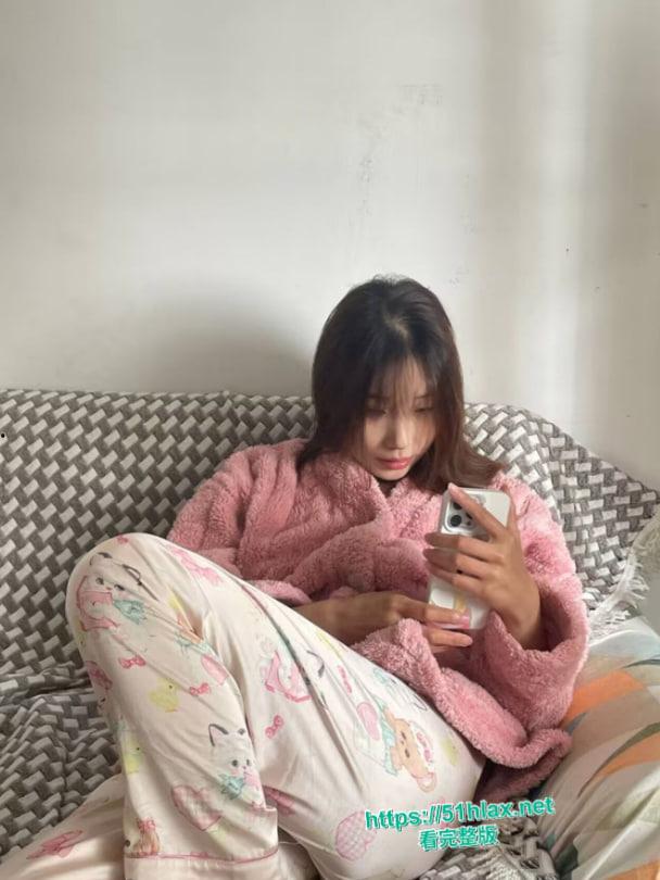 可爱大眼贫乳萌妹私密炮战视频流出!甜美清纯脸蛋全裸自拍奶头硬翘阴唇湿润欲拒还迎,男友大鸡巴无套狂怼骚穴主动迎合变床上骚货-2