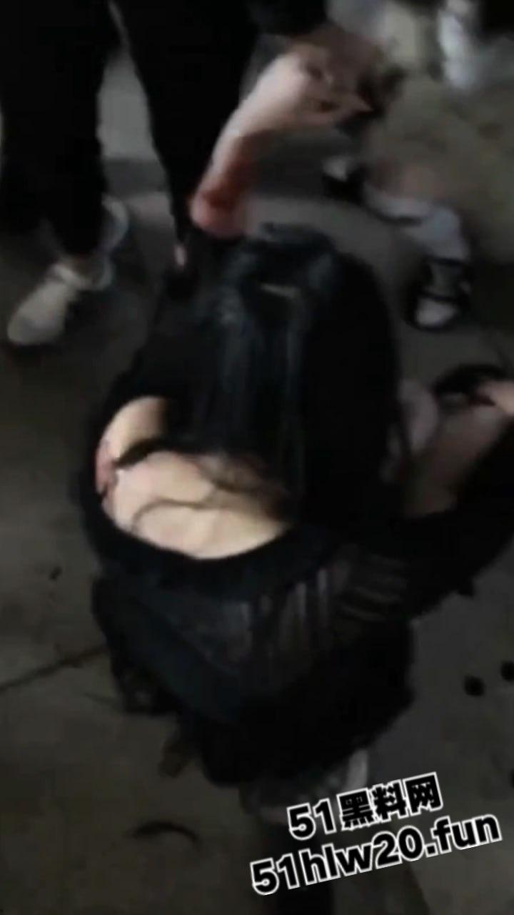 吉林长春精神小妹干架现场,一群精神小妹带着几个小伙围殴俩美女,打人者正在追捕当中。-3