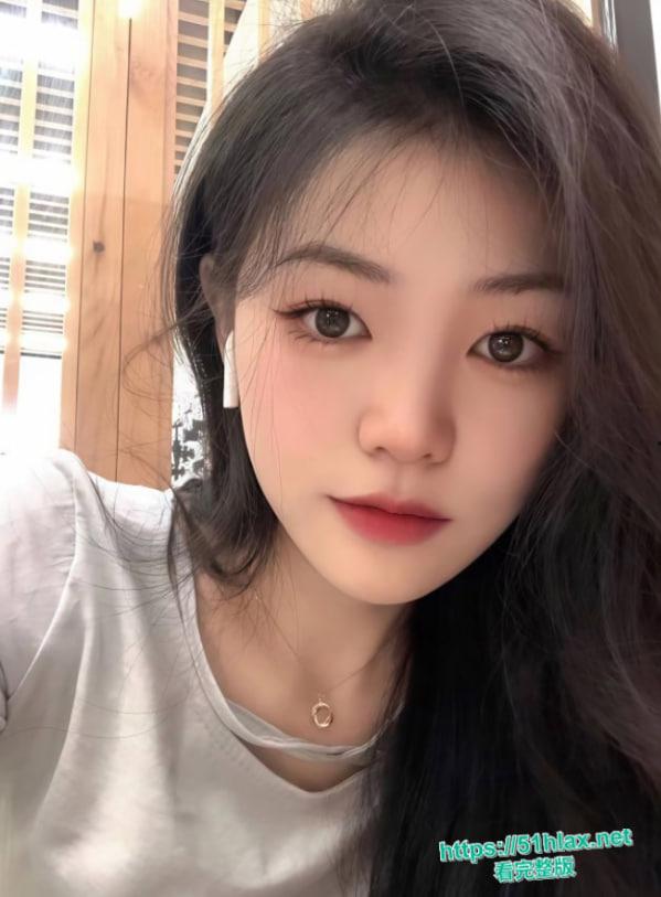 昆明理工大学系花李梦静家中最新私密视频泄密:跪地深喉吸吮肉棒口爆吞精,床上无套爆操骚穴激情颜射!-2