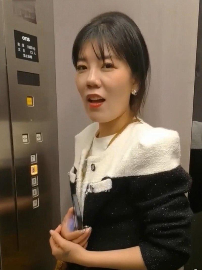 湖南人妻何蕾君出轨金主被曝  骚母狗本质曝露  吃屌 喝尿 遛狗 爆操  全程露脸骚话连篇淫叫连连  年度最骚人妻-1