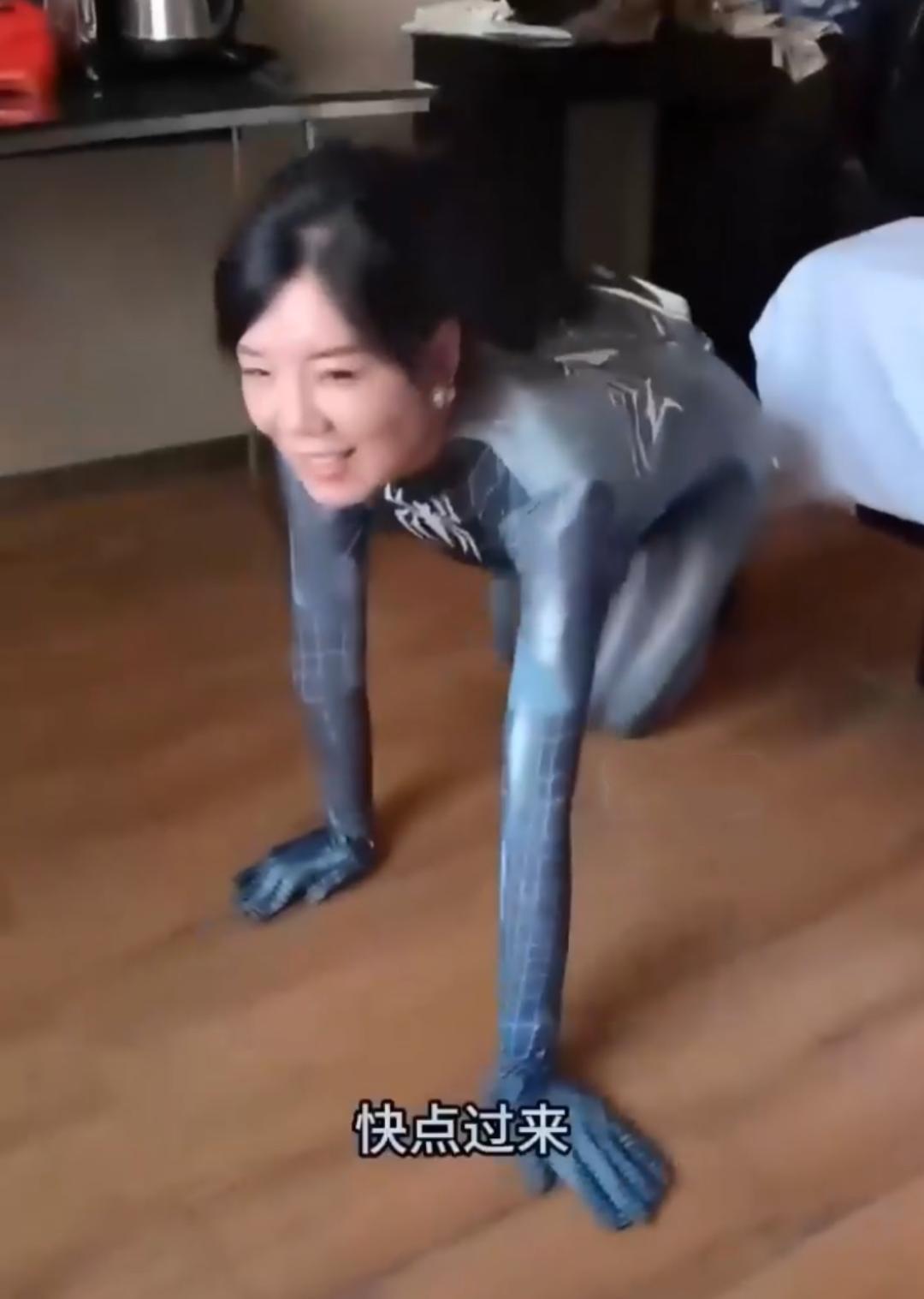 湖南人妻何蕾君出轨金主被曝  骚母狗本质曝露  吃屌 喝尿 遛狗 爆操  全程露脸骚话连篇淫叫连连  年度最骚人妻-8