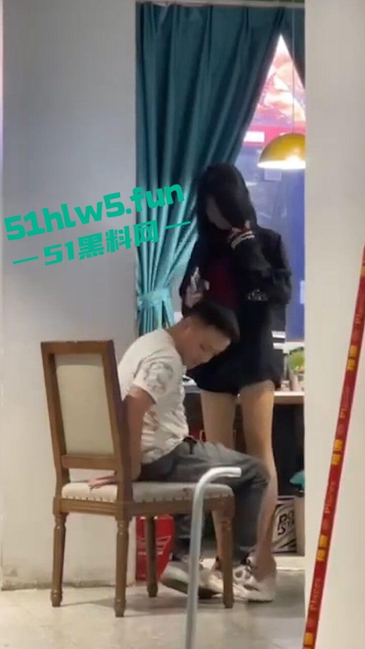 监控实拍!户外激情老玩家大庭广众之下直接啪啪,公共场所直接兽欲大发控制不住发泄。-2