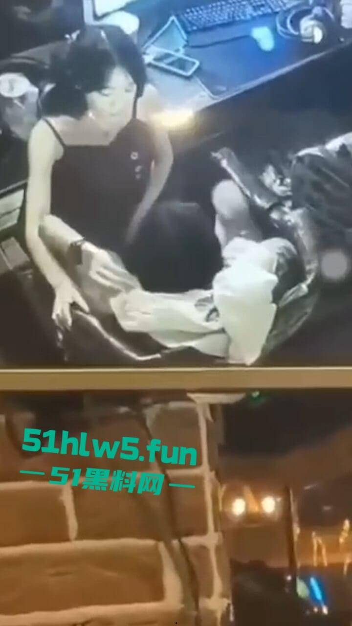 监控实拍!户外激情老玩家大庭广众之下直接啪啪,公共场所直接兽欲大发控制不住发泄。-4