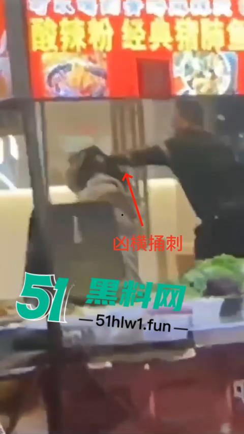 福建南平惊险一男子在夜宵摊用刀具不停地捅刺一女生,这种男子就会欺负小女生。-1